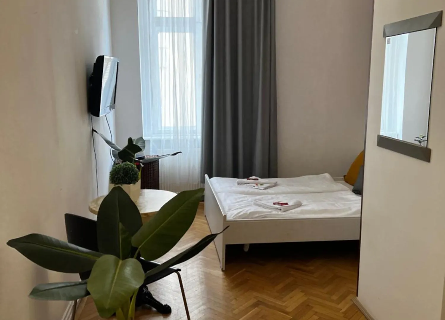 Spring Roses Downtown Boutique Hotel 2 On The Famous Vaci Fashion Street Free Coffee, Tee Budapest 0*,