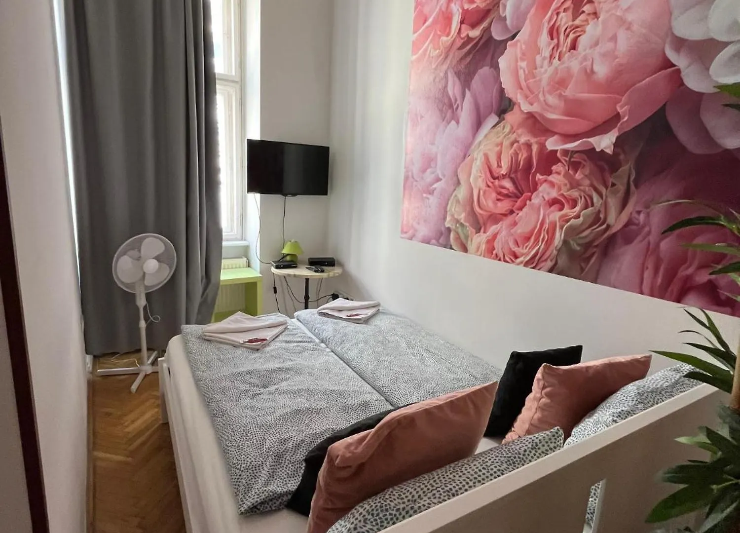 Habitación en casa particular Spring Roses Downtown Boutique Hotel 2 On The Famous Vaci Fashion Street Free Coffee, Tee Budapest