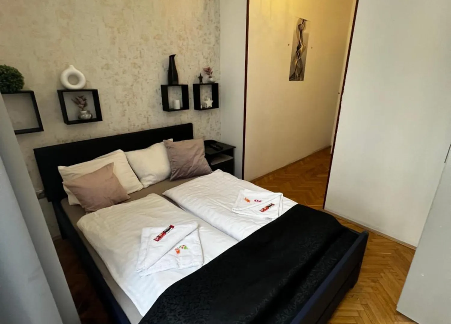 Spring Roses Downtown Boutique Hotel 2 On The Famous Vaci Fashion Street Free Coffee, Tee ブダペスト ホームステイ